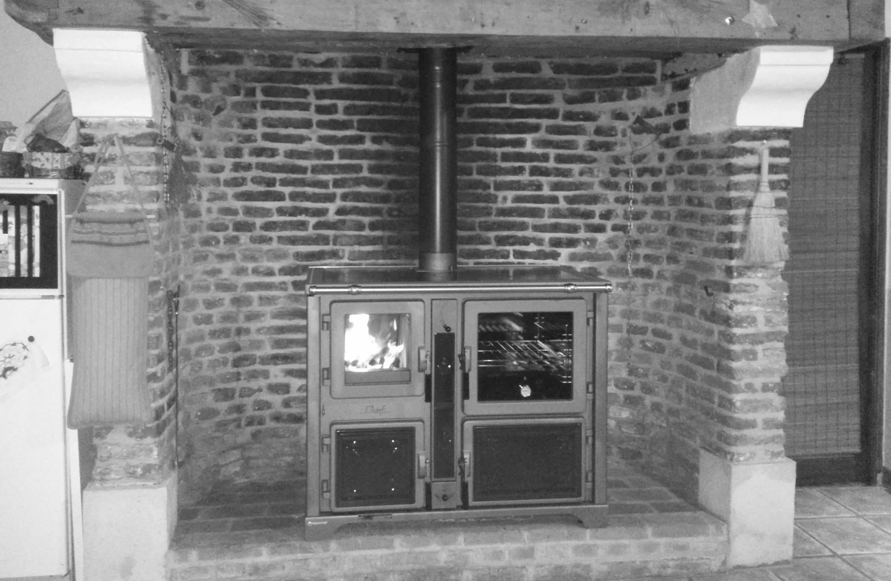 poêle (cuisinière) encastré dans une cheminée ancienne